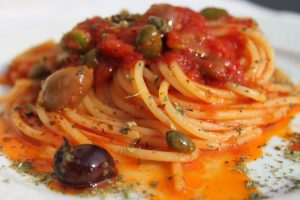 spaghetti olive capperi e acciughe